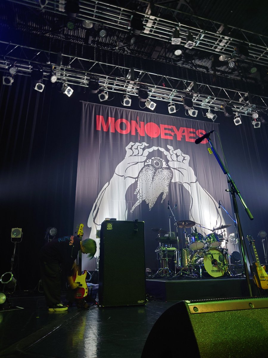 hopstepspitz's tweet photo. MONOEYESワンマン最高すぎた！
スコットから手渡しでピックいただいて感激🥹
MONOEYESのTシャツ来て新婚旅行するほど大好きなバンドだから本当に嬉しい😭
10/9は一生の思い出の日だー！！
ありがとうございます！ https://t.co/oANpiUHlQE