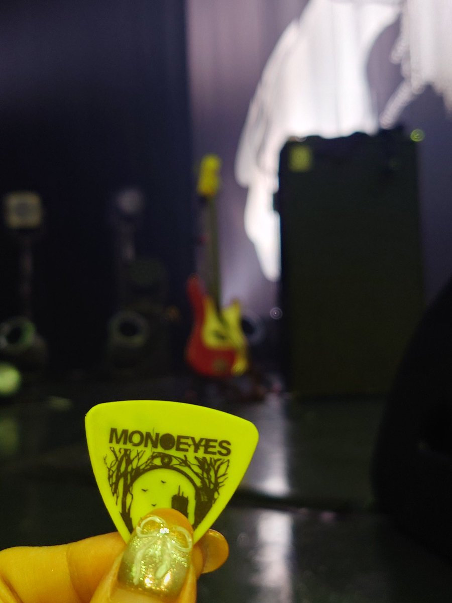 hopstepspitz's tweet photo. MONOEYESワンマン最高すぎた！
スコットから手渡しでピックいただいて感激🥹
MONOEYESのTシャツ来て新婚旅行するほど大好きなバンドだから本当に嬉しい😭
10/9は一生の思い出の日だー！！
ありがとうございます！ https://t.co/oANpiUHlQE