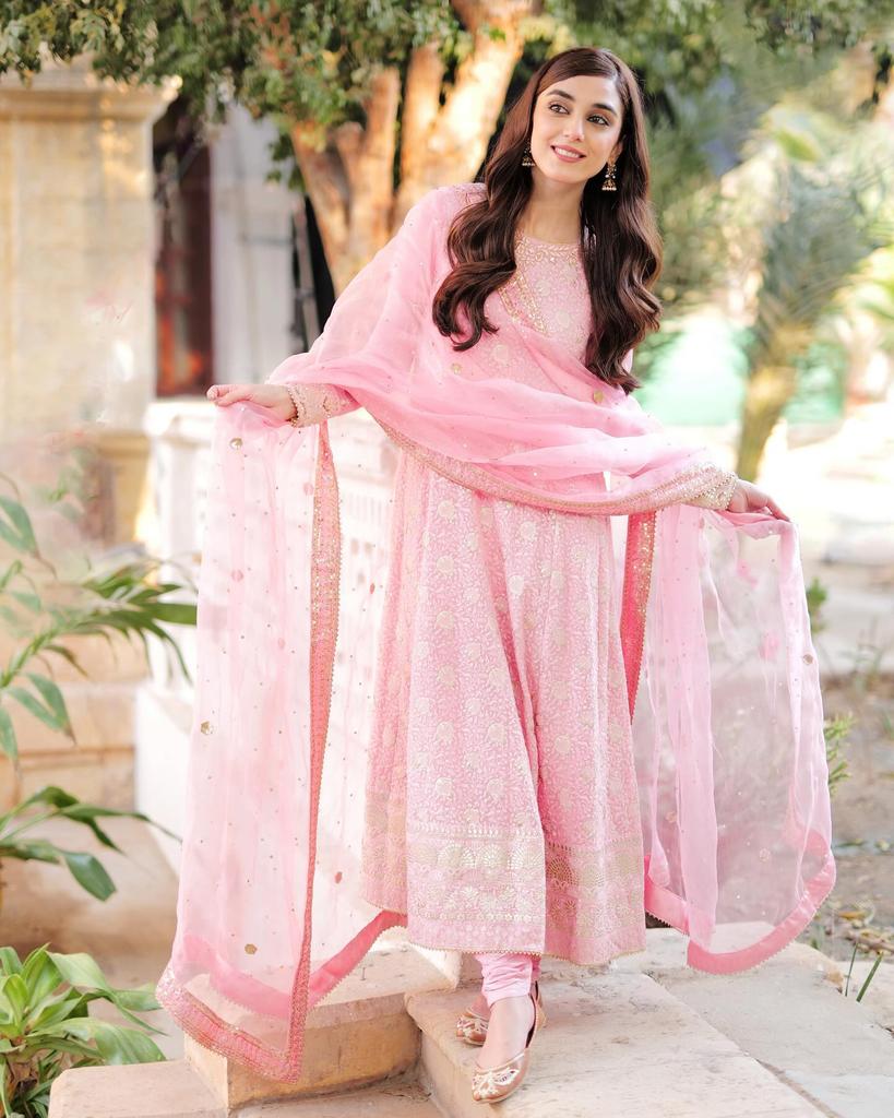 lazylikepanda_'s tweet image. Palkein jhuki aur uthne lagi to
Haule se uska salaam aaya..💕
#Sadaf #MayaAli #SunnMereDil