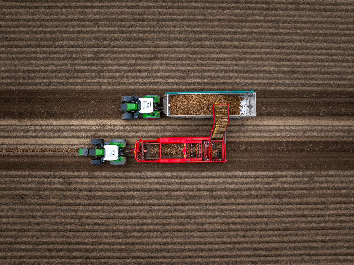 GRIMMEGroup's tweet photo. Today we present a bird's eye view of the SELECT 200 during a field operation in Germany. 😊
The 2-row elevator harvester can harvest both potatoes and vegetables. A high performance machine combined with maximum crop protection. 🥔🧅
#GRIMMEGroup #select200 #harvester https://t.co/Rk9pRXdEuw