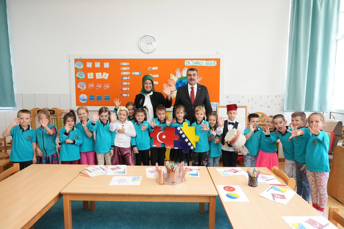 Yusuf__Tekin's tweet photo. 📍Saraybosna/ Maarif Okulları Mojmilo Kampüsü

Ülkemizin uluslararası eğitimde dünyaya açılan penceresi Türkiye Maarif Vakfı’nın Saraybosna’daki okullarını ziyaret ettik. Bizleri şarkılarla karşılayan ilkokul öğrencilerimizin gösterilerini büyük bir beğeniyle dinledik, anasınıfı öğrencilerimizin neşelerine ortak olduk, ortaokul robotik kodlama atölyesinde öğrencilerimizin çalışmalarını inceledik.

Değerli öğretmenlerimize ve öğrencilerimize çalışmalarında kolaylıklar diliyor, konukseverliklerinden ötürü teşekkür ediyorum.