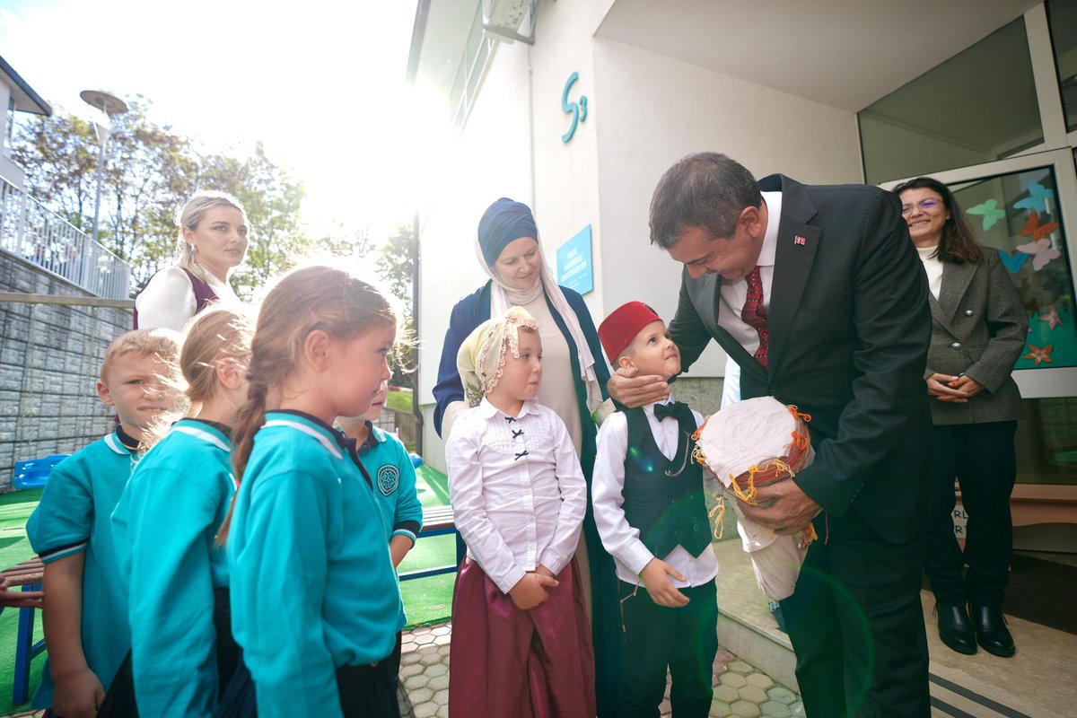 Yusuf__Tekin's tweet photo. 📍Saraybosna/ Maarif Okulları Mojmilo Kampüsü

Ülkemizin uluslararası eğitimde dünyaya açılan penceresi Türkiye Maarif Vakfı’nın Saraybosna’daki okullarını ziyaret ettik. Bizleri şarkılarla karşılayan ilkokul öğrencilerimizin gösterilerini büyük bir beğeniyle dinledik, anasınıfı öğrencilerimizin neşelerine ortak olduk, ortaokul robotik kodlama atölyesinde öğrencilerimizin çalışmalarını inceledik.

Değerli öğretmenlerimize ve öğrencilerimize çalışmalarında kolaylıklar diliyor, konukseverliklerinden ötürü teşekkür ediyorum.