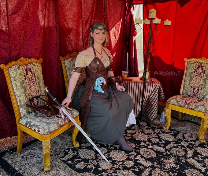 Kneel before your QUEEN - RenFaire was a blast this last weekend ? https://t.co/bGpZED1Qt1
