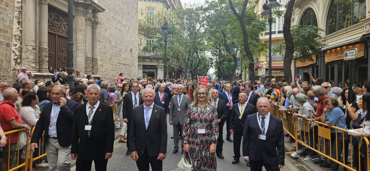 Los miembros del Tribunal asisten a la bajada de nuestra Real Senyera y a la procesión cívica que, en conmemoración del 786 aniversario de la entrada en Valencia del rey Jaume I. El presidente, Francisco Almenar y el Sindico de Tormos, Blas Almenar, han ofrecido una corona.