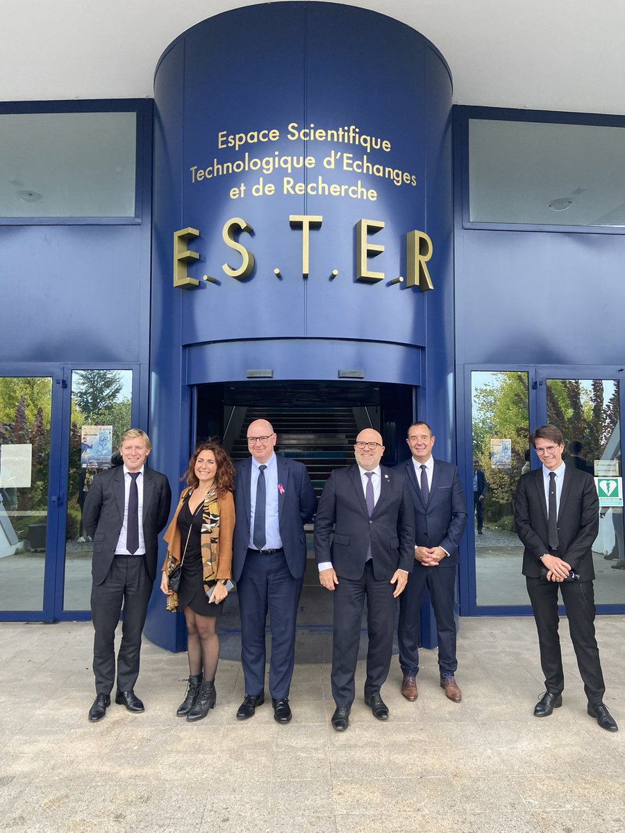 Prefet87's tweet photo. [EN DIRECT] 🔴 Déplacement en #HauteVienne de Bruno Bonnell, secrétaire général pour l’investissement en charge de #France2030.

🗣️  Visite d’@ESTERTechnopole et échanges avec des dirigeants d’entreprises innovantes du parc.

🚀 #ESTER réunit à #Limoges 200 structures, génère 3 300 emplois et accueille 850 étudiants ingénieurs à l’ENSIL-ENSCI. Elle offre un cadre privilégié pour le développement de startups sur notre territoire.