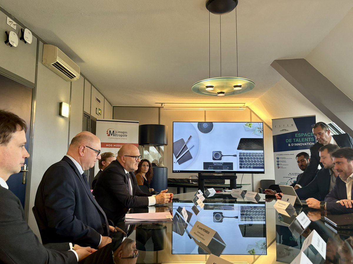 Prefet87's tweet photo. [EN DIRECT] 🔴 Déplacement en #HauteVienne de Bruno Bonnell, secrétaire général pour l’investissement en charge de #France2030.

🗣️  Visite d’@ESTERTechnopole et échanges avec des dirigeants d’entreprises innovantes du parc.

🚀 #ESTER réunit à #Limoges 200 structures, génère 3 300 emplois et accueille 850 étudiants ingénieurs à l’ENSIL-ENSCI. Elle offre un cadre privilégié pour le développement de startups sur notre territoire.