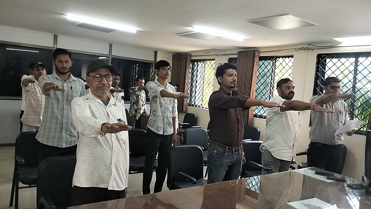 આજ રોજ મામલતદાર કચેરી ધાનપુર ખાતે કર્મચારીશ્રીઓએ દ્વારા વિકસિત ભારતના સંકલ્પને ચરિતાર્થ કરવા  સામૂહિક પ્રતિજ્ઞા લેવામાં આવી.
<a href="/CMOGuj/">CMO Gujarat</a>
<a href="/CollectorDahod/">Collector Dahod</a>
<a href="/Prantofficelim1/">SDM Limkheda</a>
#VikasSaptah
#23yearsOfGrowth