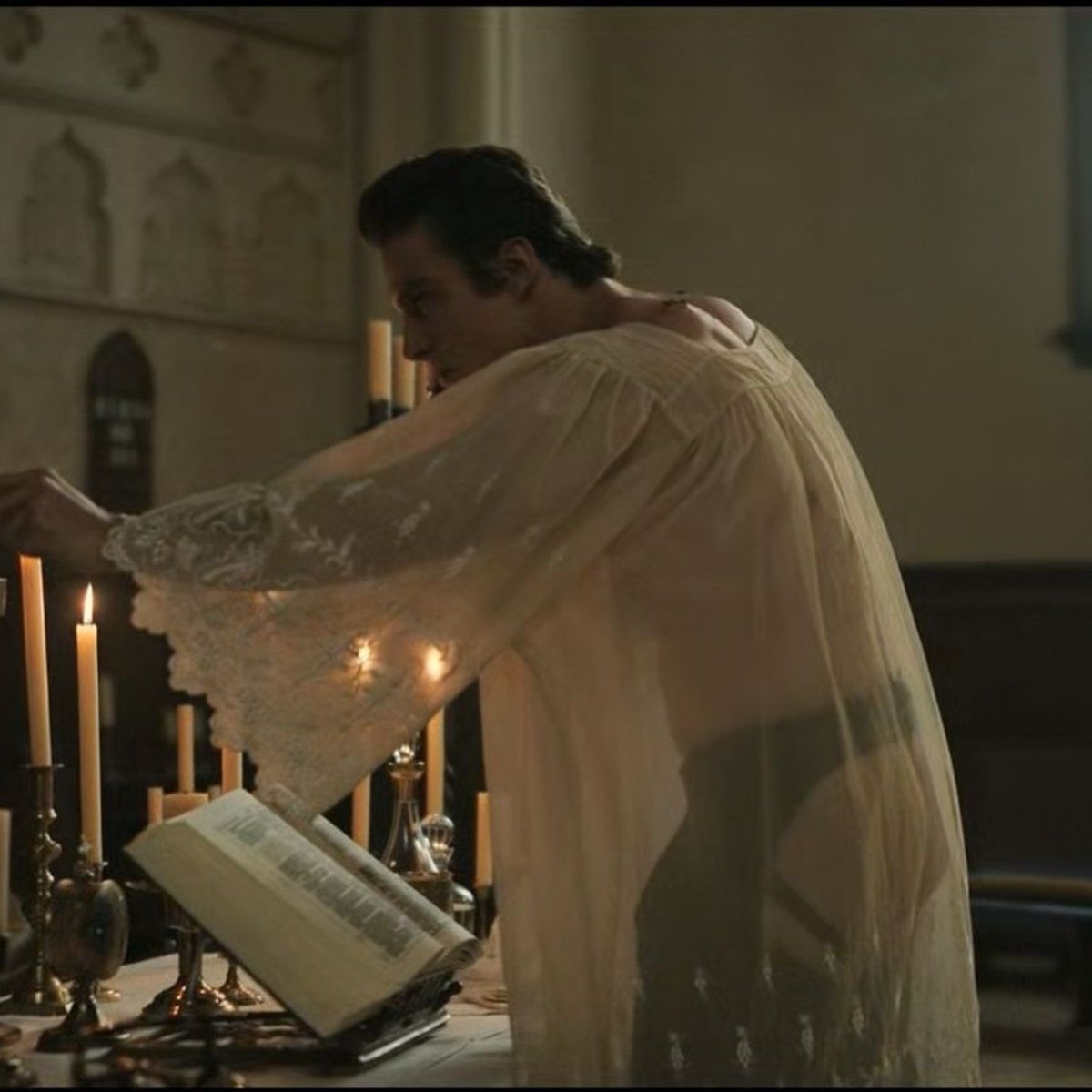 Nicholas Alexander como Padre Charlie Mayhew em "Grotesquerie".