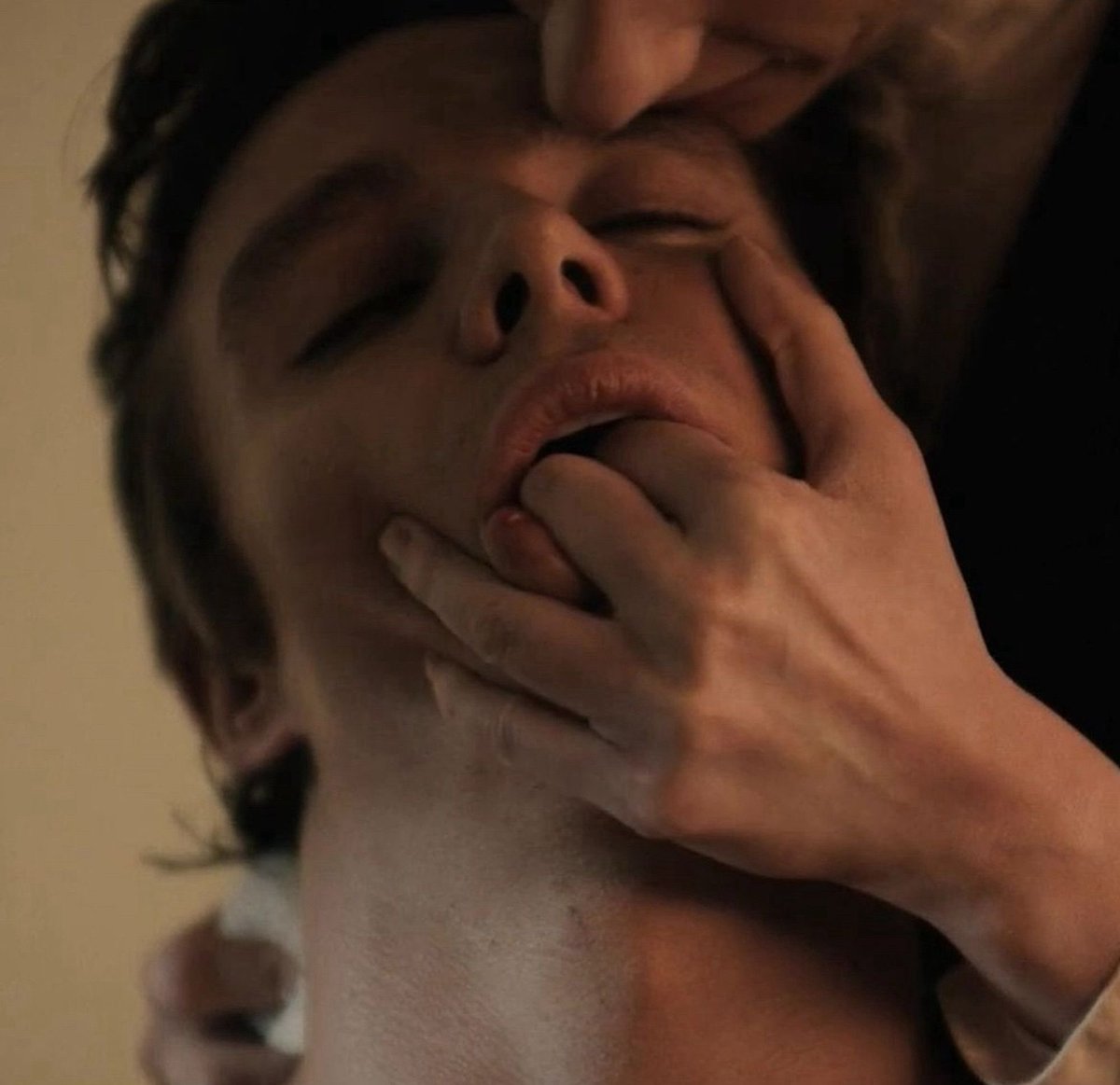 poptime's tweet photo. Nicholas Alexander como Padre Charlie Mayhew em "Grotesquerie". https://t.co/QS6qohbg1h