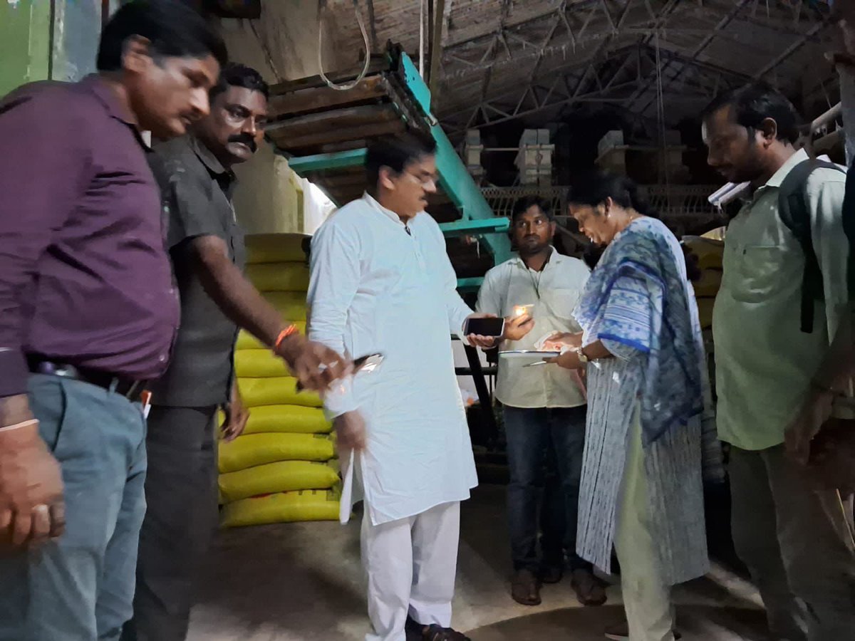 JanaSenaParty's tweet photo. నల్లజర్లలోని శ్రీ వెంకట సత్య రైస్ మిల్లును రాష్ట్ర పౌర సరఫరాల శాఖ మంత్రి శ్రీ నాదెండ్ల మనోహర్ గారు తనిఖీ చేశారు

మూసి ఉన్న గోడౌన్ లో భారీ ఎత్తున రేషన్ బియ్యం నిలువ ఉన్నట్లు కనుగొన్న మంత్రి 

కొవ్వూరు మండలం, కాపవరం గ్రామంలో రైతుల నుంచి ధాన్యం కొనుగోలు కేంద్రాన్ని ప్రారంభించిన అనంతరం విజయవాడ వెళుతూ మార్గమధ్యంలో నల్లజర్లలోని శ్రీ వెంకట సత్య రైస్ మిల్లును రాష్ట్ర పౌర సరఫరాల శాఖ మంత్రి శ్రీ నాదెండ్ల మనోహర్ తనిఖీ చేశారు

మూసి ఉన్న గోడౌన్ లో భారీ ఎత్తున రేషన్ బియ్యం నిలువ ఉన్నట్లు కనుగొన్న మంత్రి 

బియ్యం సంచులపై విదేశీ కంపెనీల పేర్లు ఉన్నట్లు గుర్తింపు 

టార్చిలైట్ వెలుగులో స్టాక్ ను పరిశీలించిన మంత్రి 

అక్రమ రవాణా కోసం విదేశాలకు సరఫరా చేసేందుకు వీటిని ఇక్కడ నిలవ చేసినట్లు  ప్రాథమికంగా గుర్తింపు.

 ప్రస్తుతం అధికారులు పంచనామా చేస్తున్నారు
@mnadendla