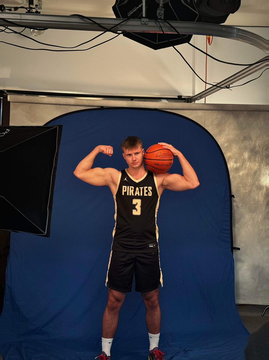 Photo session with <a href="/AlbinRosenlund/">Albin Rosenlund</a> <a href="/pencollege/">Peninsula College</a> / <a href="/PenPirates2025/">Peninsula Pirates 2025</a>