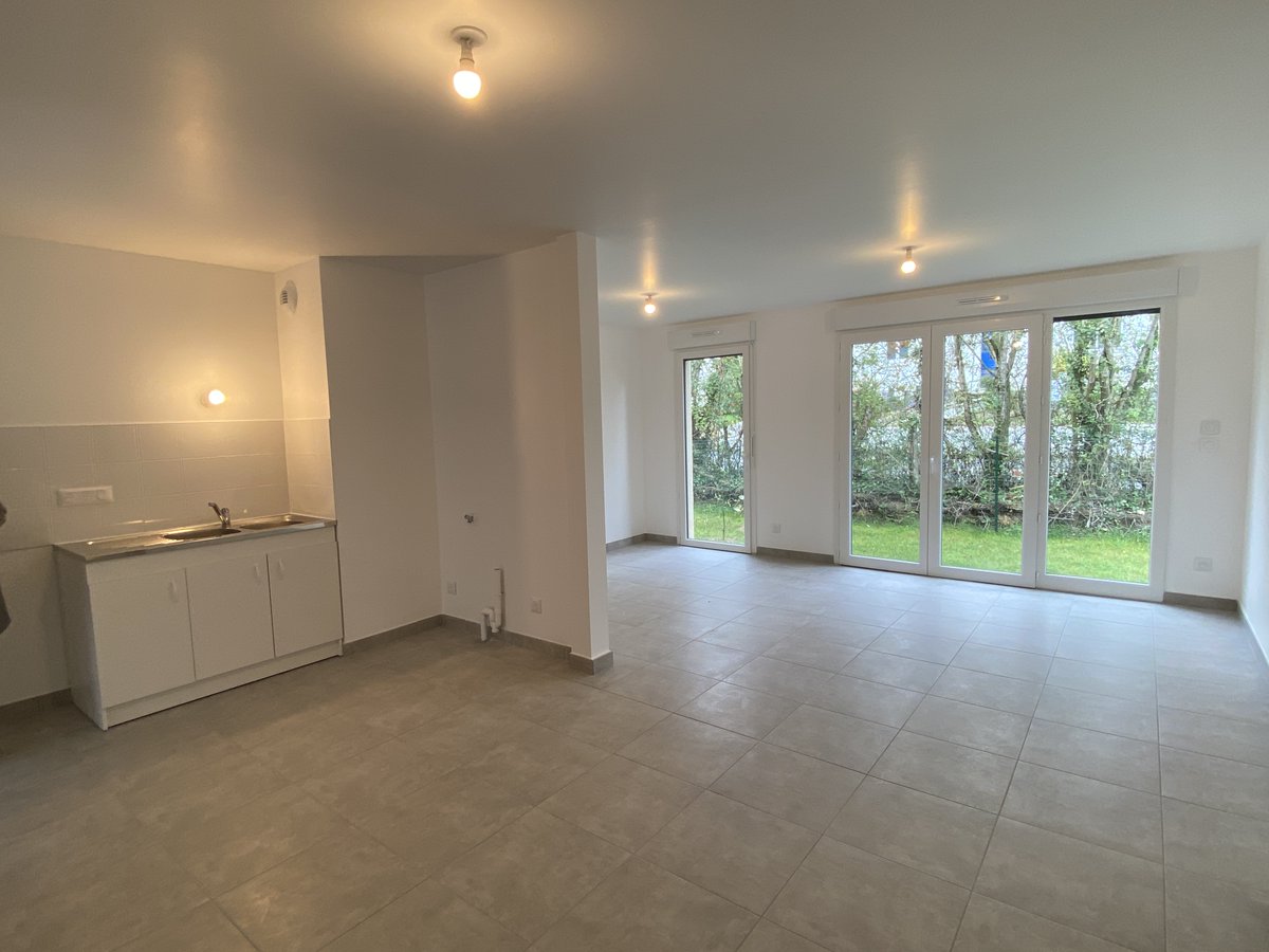 Remise de clés à Chemillé 👇
Maine-et-Loire habitat a acquis en VEFA, 7 maisons de type IV en ossature bois.
Les habitations bénéficient toutes d’un jardin 🏡et se composent d’un étage avec 3 chambres.