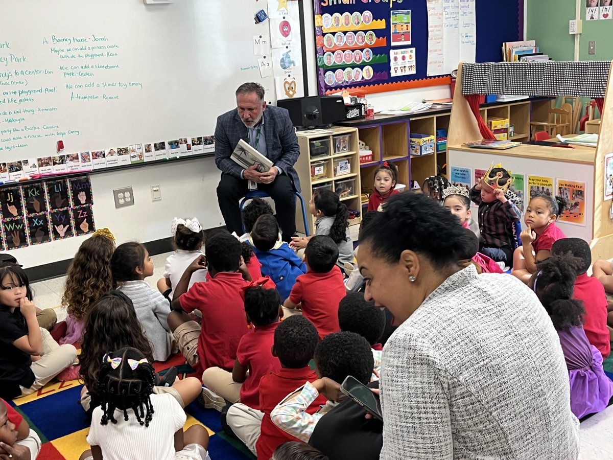 JasminWest_ISES's tweet photo. A big thank you to Dr. Looney for taking the time to read to our Pre-K scholars during Pre-K Week! ๐โจ The students were thrilled to have such a special guest share story time with them! #PreKWeek #InspiringYoungMinds @IsonSpringsES @FCSSuptLooney @alexbatesedu https://t.co/bevFBs8fXj