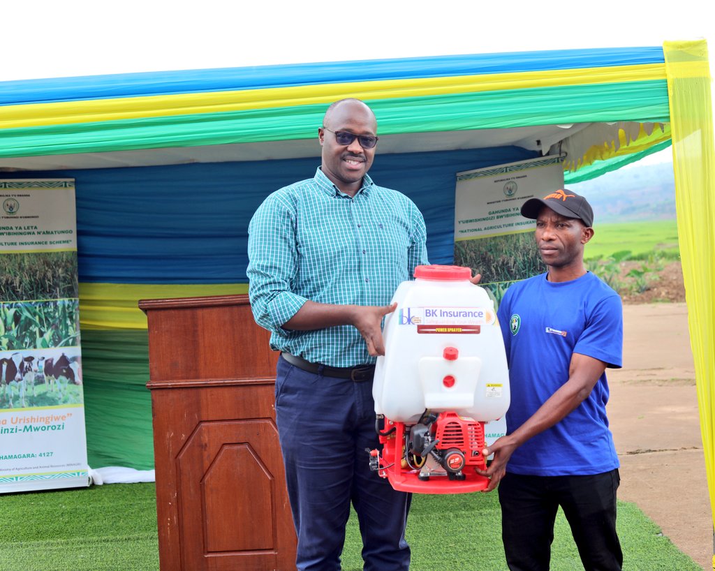RwamaganaDistr's tweet photo. Muri gahunda y'ubwishingizi bw'ibihingwa n'amatungo, uyu munsi Umunyamabanga wa Leta @RwandaAgri @SERwigamba na Guverineri  @PudenceR bifatanyije n'Ubuyobozi bwa @bkinsuranceltd n'Akarere mu gikorwa cyo gushumbusha abahinzi n'aborozi bahuye n'ibiza mu gihembwe 2024B bishingiwe. https://t.co/6WDyKA8dz0