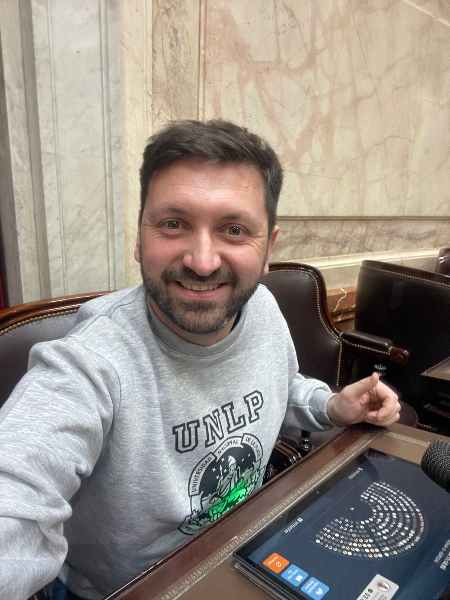 PabloJulianoLP's tweet photo. Defendiendo a la Universidad Pública siempre. 
Nuestra UNLP nos llena de orgullo, hoy me siento en la banca a defenderla. 
La educación nos da autoestima y el ataque a la universidad pública es destruir la autoestima de todo el pueblo. https://t.co/yopTKIHZN4