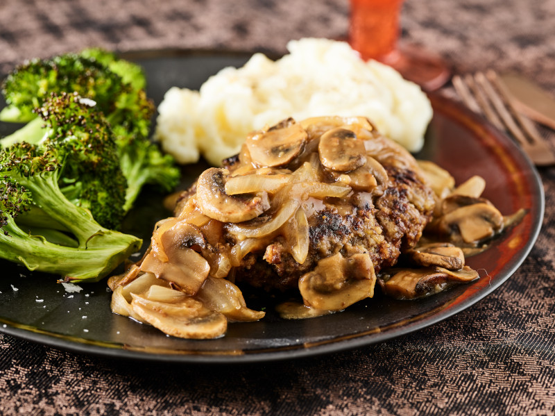 CaliBeefCouncil's tweet image. It's a classic the whole family will love. #GroundBeef is seasoned with herbs and smothered in an onion gravy for #ChoppedSteaks with Mushroom &amp;amp; Onion Gravy from BeefItsWhatsForDinner.com. 
#30MinRecipe