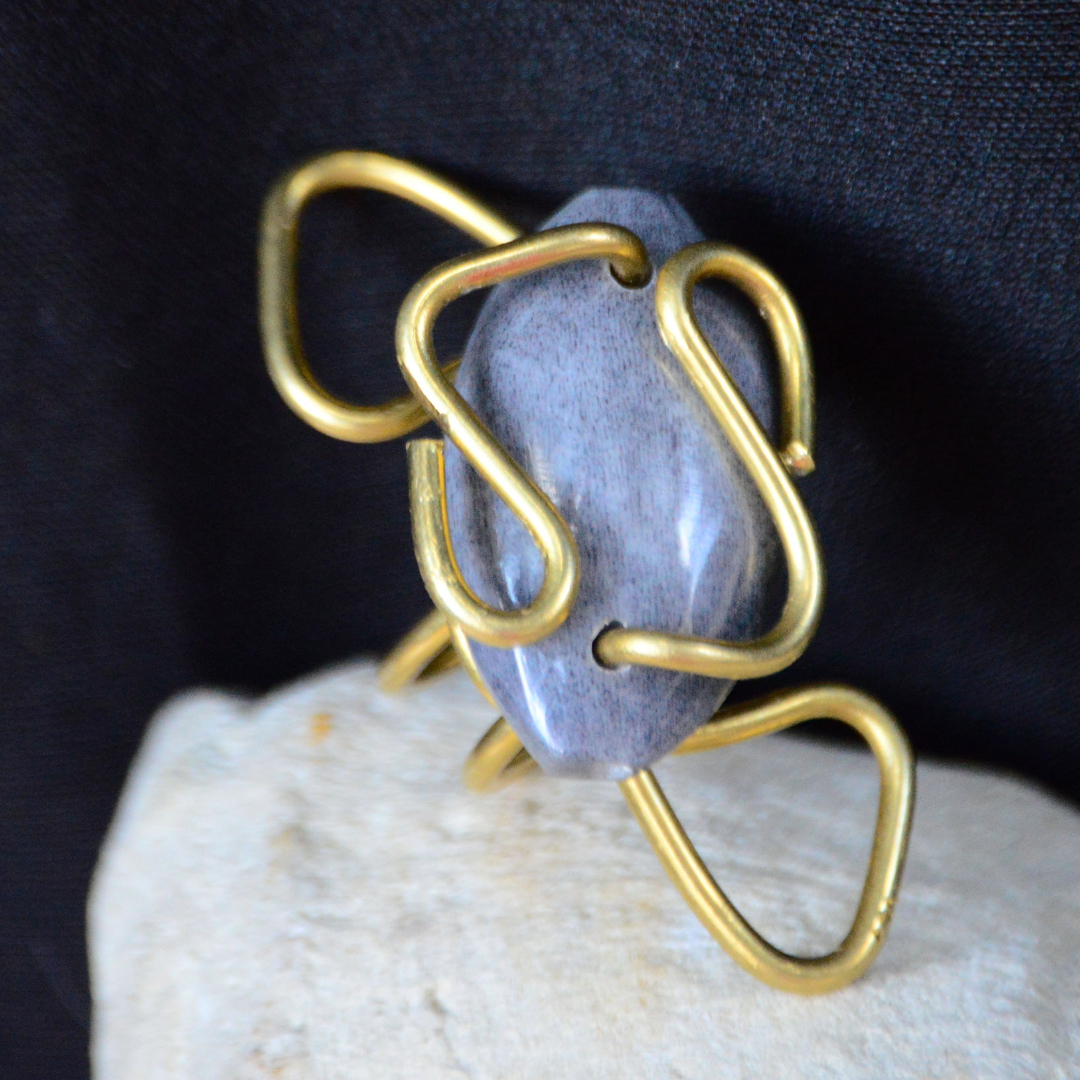 lukagwa's tweet photo. The artful play with wire brings forth beautiful wearable art!
This ring is a conversation starter...

#africanjewelry#lukagwajewelry#statementring#eyecandy#sustainability#madeinkenya#etsyseller#weaableart https://t.co/gGsFoW6GmR