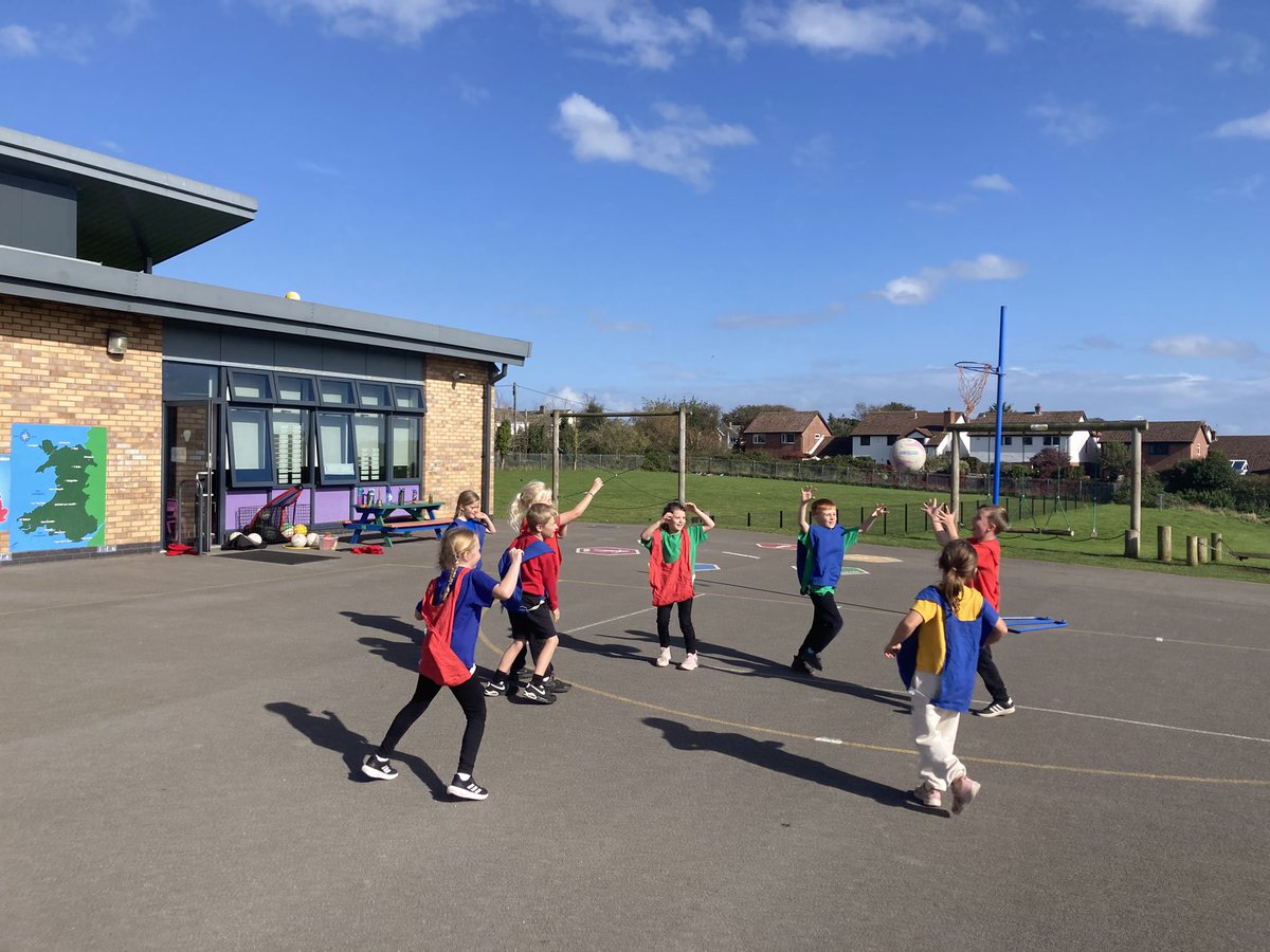 Sgiliau taflu a dal a gêm fach i orffen 🏀 Throwing and catching drills followed by a small game to finish 🏀 #DSLles