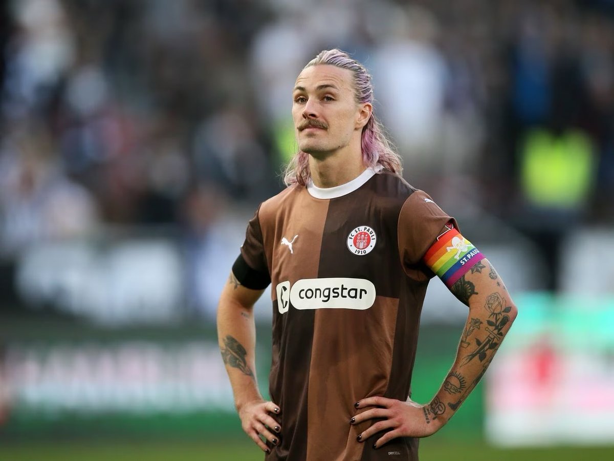 Wo werdet ihr sein, wenn Jackson Irvine mit dieser Binde Behrens das Sprunggelenk weggrätscht 😍