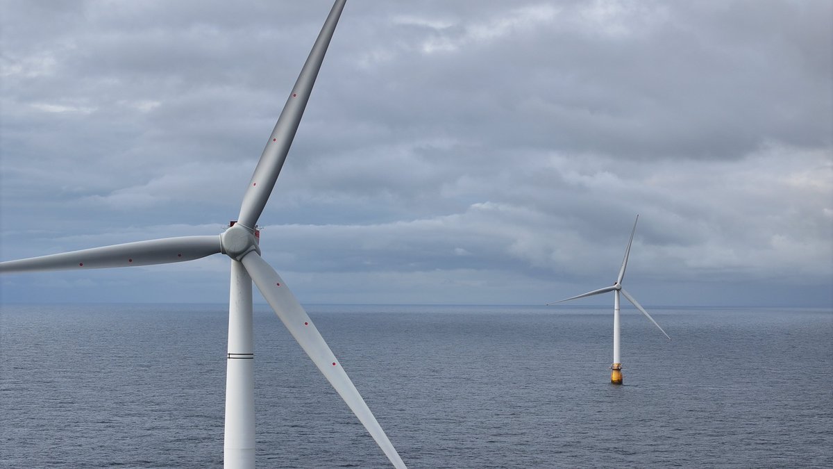 Hywind Scotland maintenance campaign concludes successfully   

Equinor and <a href="/Masdar/">Masdar</a> are pleased to announce that they have successfully completed maintenance on Hywind Scotland, with all five turbines now connected.

Read more - equinor.com/news/uk/heavy-…