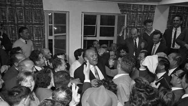 #OTD in 1974, Oskar Schindler, credited with saving 1,200 Jews during the Holocaust, died. He was buried in Israel at Mount Zion.

Here he is being greeted by 300 Holocaust Survivors in Jerusalem, May 1, 1962.