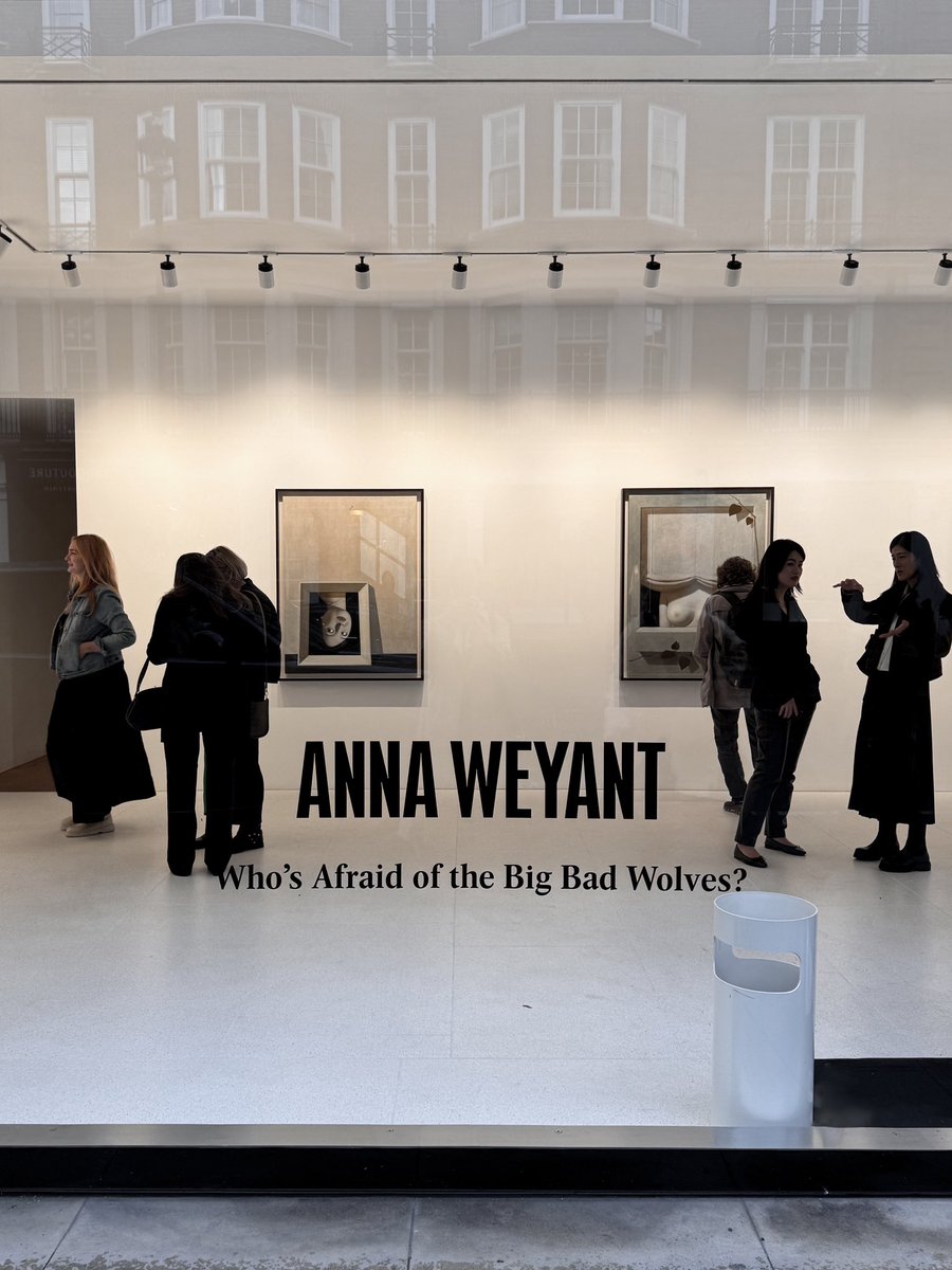 lorenamassacane's tweet photo. Currently on display: “Anna Weyant: Who’s Afraid of the Big Bad Wolves?,” @Gagosian Davies Street, London, until December 20, 2024.

#AnnaWeyant #Gagosian #LondonArt #LondonExhibition #WomenInArt https://t.co/Ss27thWS3m