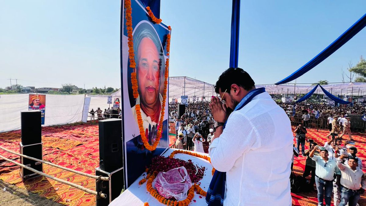 BhimArmyChief's tweet photo. आज हमारे रहबर बहुजन नायक मान्यवर साहब कांशीराम जी के परिनिर्वाण दिवस पर जनपद मुजफ्फरनगर की मीरापुर विधानसभा में आयोजित "संकल्प रैली" में उन्हें नमन कर कृतज्ञता भरी विनम्र आदरांजलि अर्पित की और संकल्प लिया कि आपके "बहुजन हिताय, बहुजन सुखाय" के अधूरे सपने को मंजिल तक पहुंचा कर ही दम लेंगे।

मान्यवर साहब कांशीराम जी हमारे हृदय में सदैव रहेंगे।