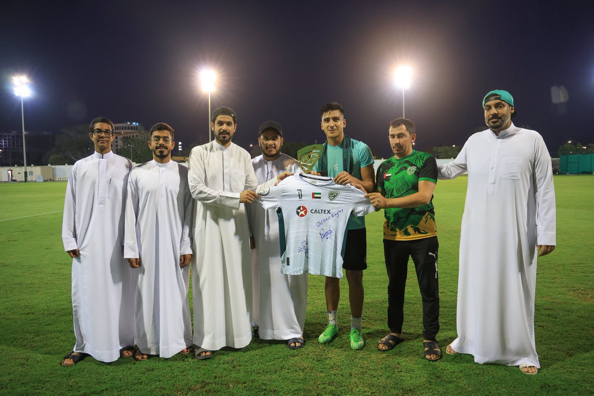 KhorFakkanfc's tweet photo. 💚 #عائلة_واحدة
جماهير خورفكان تحتفي باللاعبين ماتيوس أوليفيرا و بيدرو بافلوف بعد الأداء الكبير في المباراة السابقة أمام الوصل https://t.co/CxtUAUbby1