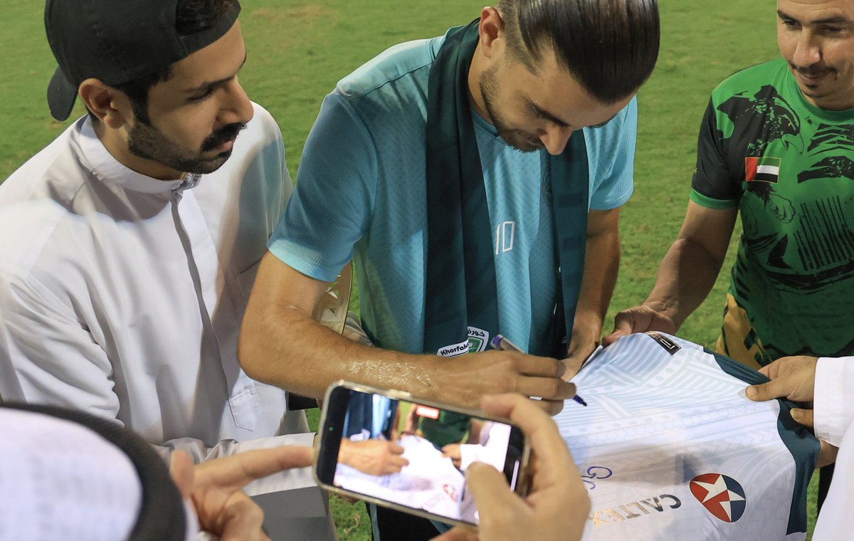 KhorFakkanfc's tweet photo. 💚 #عائلة_واحدة
جماهير خورفكان تحتفي باللاعبين ماتيوس أوليفيرا و بيدرو بافلوف بعد الأداء الكبير في المباراة السابقة أمام الوصل https://t.co/CxtUAUbby1