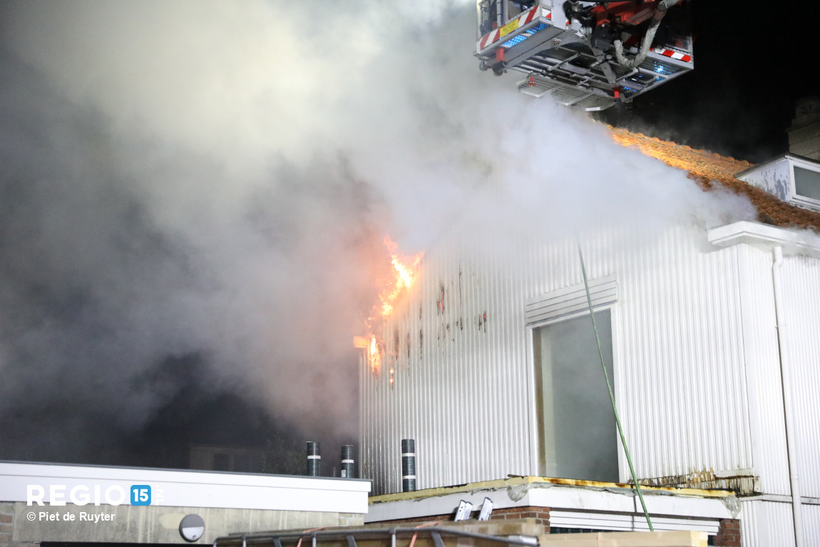 gm_hans's tweet image. Onder het motto 'Aansluiten en Samenwerken' als BAS-team een bijdrage geleverd aan de bestrijding van een brand in de spouwmuur van een woning in Wateringen. 
regio15.nl/nieuws/branden… #brandweer  
Beelden: youtube.com/watch?v=PAGAM6…