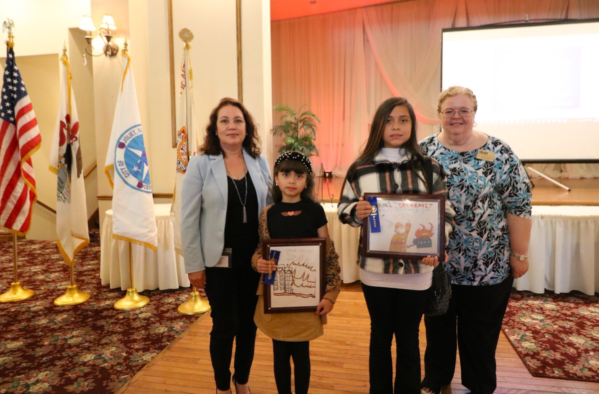 Felicidades a nuestros alumnos de <a href="/FarragutD86/">Farragut Elementary</a> <a href="/SingletonD86/">Singleton Elementary</a> y <a href="/ThigpenD86/">Thigpen Elementary</a> por ganar el concurso de cartulinas de seguridad contra incendios del Departamento de Bomberos <a href="/TheCityofJoliet/">City of Joliet</a>. Fueron reconocidos en el almuerzo Bombero del Año de <a href="/exchangeclub/">National Exchange Club</a> de Joliet en <a href="/JHMansion/">Jacob Henry Mansion</a>