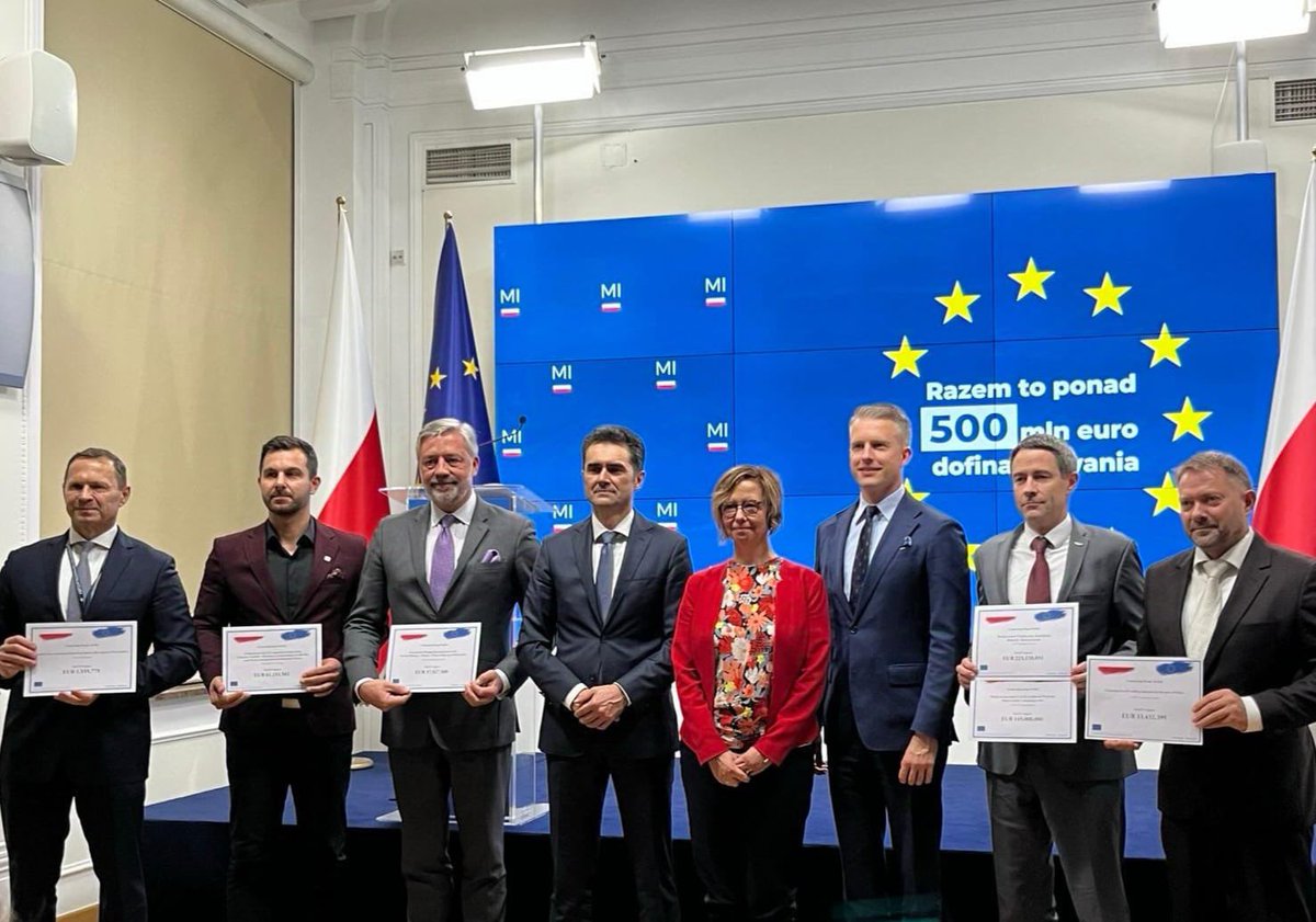 MagdaKopczynska's tweet image. Delighted to hand over #CEFTransport grant agreements in 🇵🇱. €504 million EU support for: better connections between Skierniewice & Pilawa, Warsaw & Poznan, Poland, Ukraine & the Baltics; waste treatment in Swinoujscie Port; ⬆️ rail capacity in Police port. A big step for TEN-T!