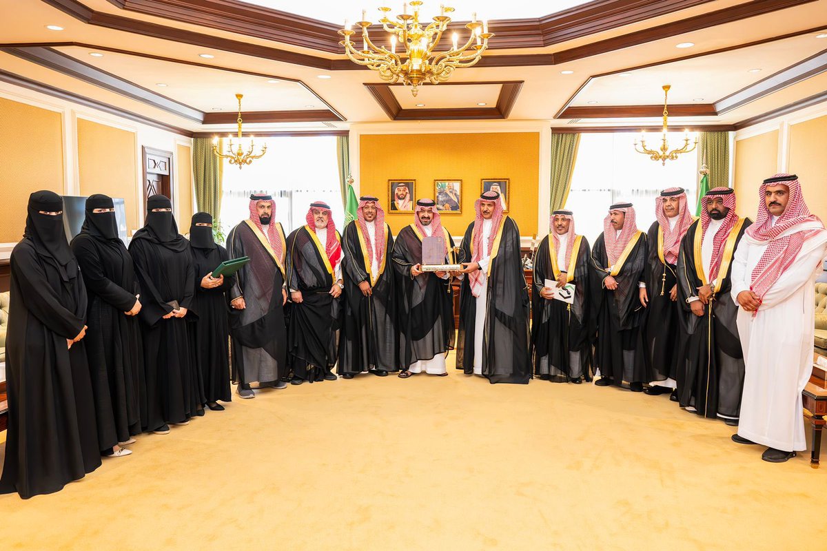 shield_srra's tweet image. هنأ صاحب السمو الملكي الأمير #خالد_بن_سعود بن عبدالله الفيصل بن عبدالعزيز نائب أمير منطقة تبوك بمكتبه بالإمارةرئيس مجلس إدارة #جمعية_درع للبحث والإنقاذ والإغاثة بمنطقة #تبوك  محمد بن عبدالله الشهراني وأعضاء الجمعية الذين قدموا للسلام على سموه,بمناسبة انطلاق أعمال الجمعية بالمنطقة