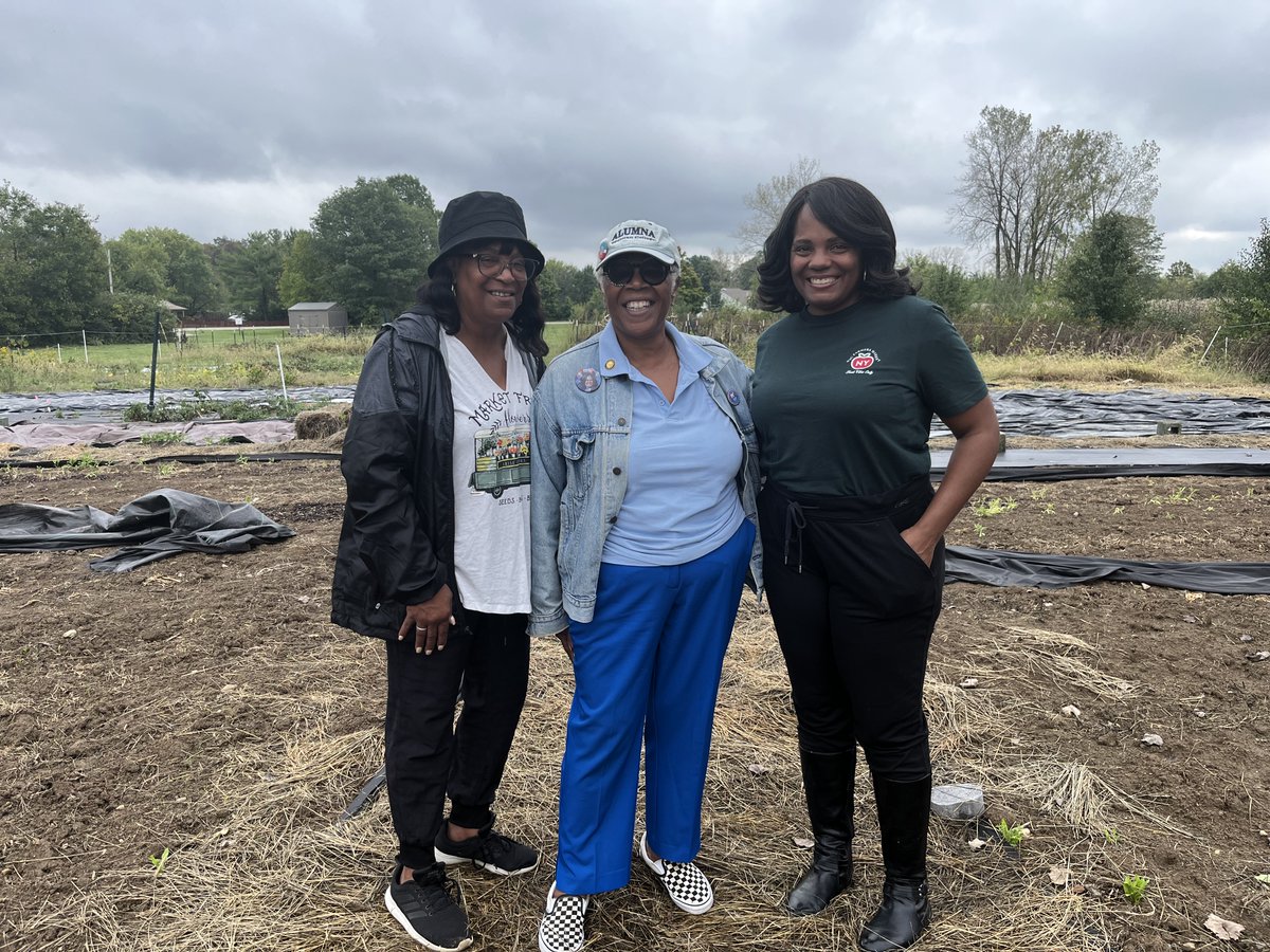SenHicksHudson's tweet image. Last week it was awesome to visit 7 different sites for the Youth Urban Agriculture Initiative partnership with @CentralState87. Urban Farm Managers across Ohio are doing a great job of pouring into their communities and the youth. Pictures at Efinity Harvest & One Day At A Time.
