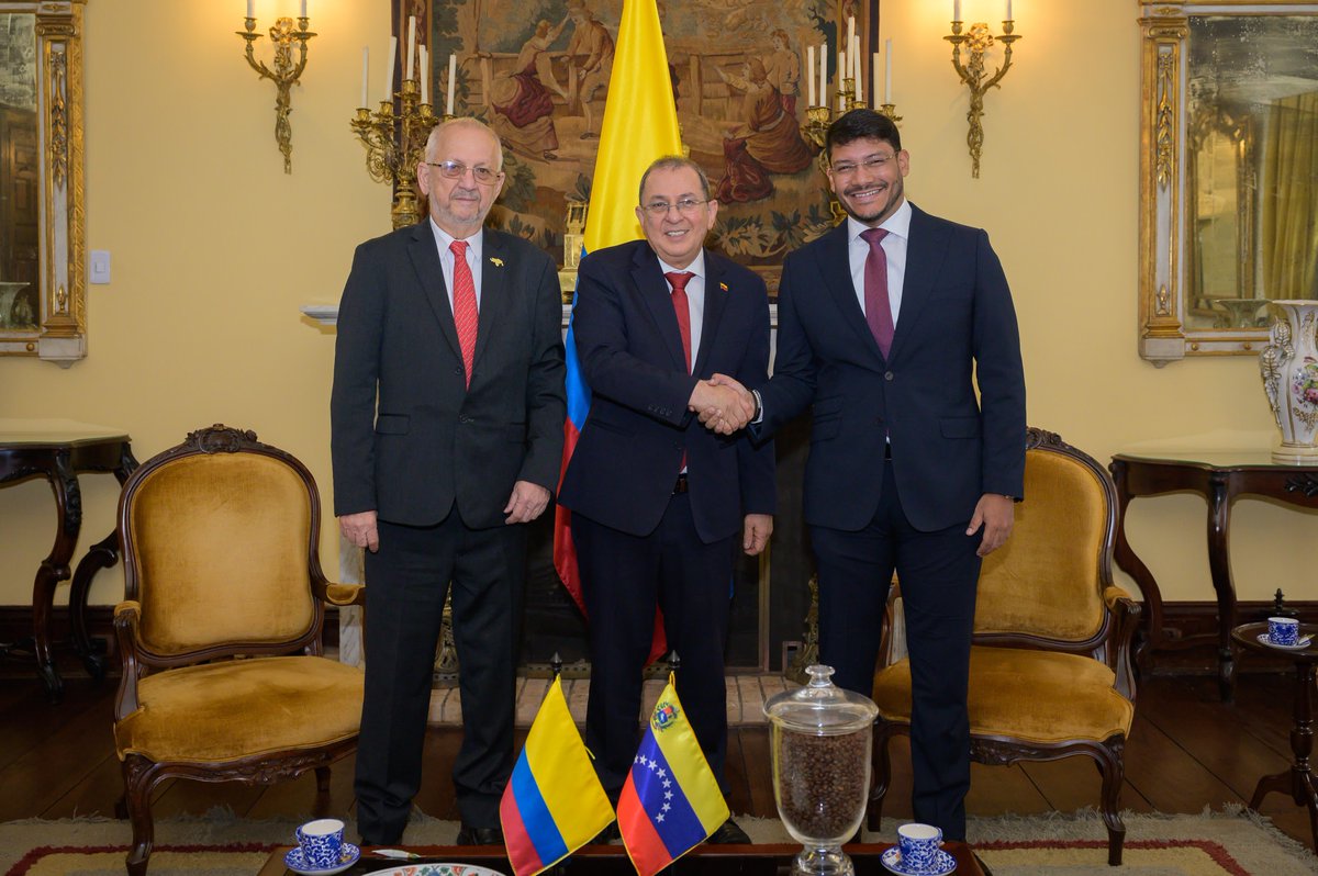 CancilleriaCol's tweet image. En el marco de la reunión de alto nivel de la XXII Conferencia Suramericana sobre Migraciones, el Viceministro de Relaciones Exteriores @jorgerojas2022 se reunió con la delegación de la República Bolivariana de Venezuela, liderada por los Viceministros @RanderPena y…