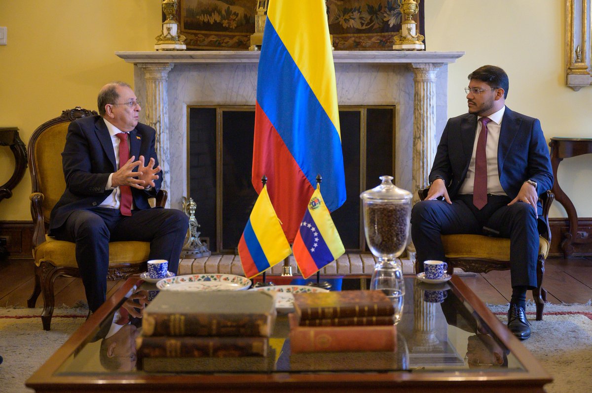 CancilleriaCol's tweet image. En el marco de la reunión de alto nivel de la XXII Conferencia Suramericana sobre Migraciones, el Viceministro de Relaciones Exteriores @jorgerojas2022 se reunió con la delegación de la República Bolivariana de Venezuela, liderada por los Viceministros @RanderPena y…