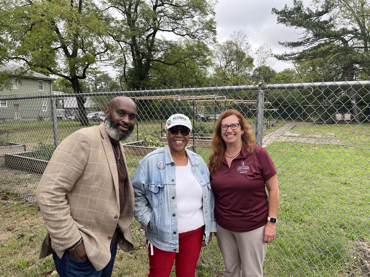 SenHicksHudson's tweet image. Last week it was awesome to visit 7 different sites for the Youth Urban Agriculture Initiative partnership with @CentralState87. Urban Farm Managers across Ohio are doing a great job of pouring into their communities and the youth. Pictures at Efinity Harvest & One Day At A Time.