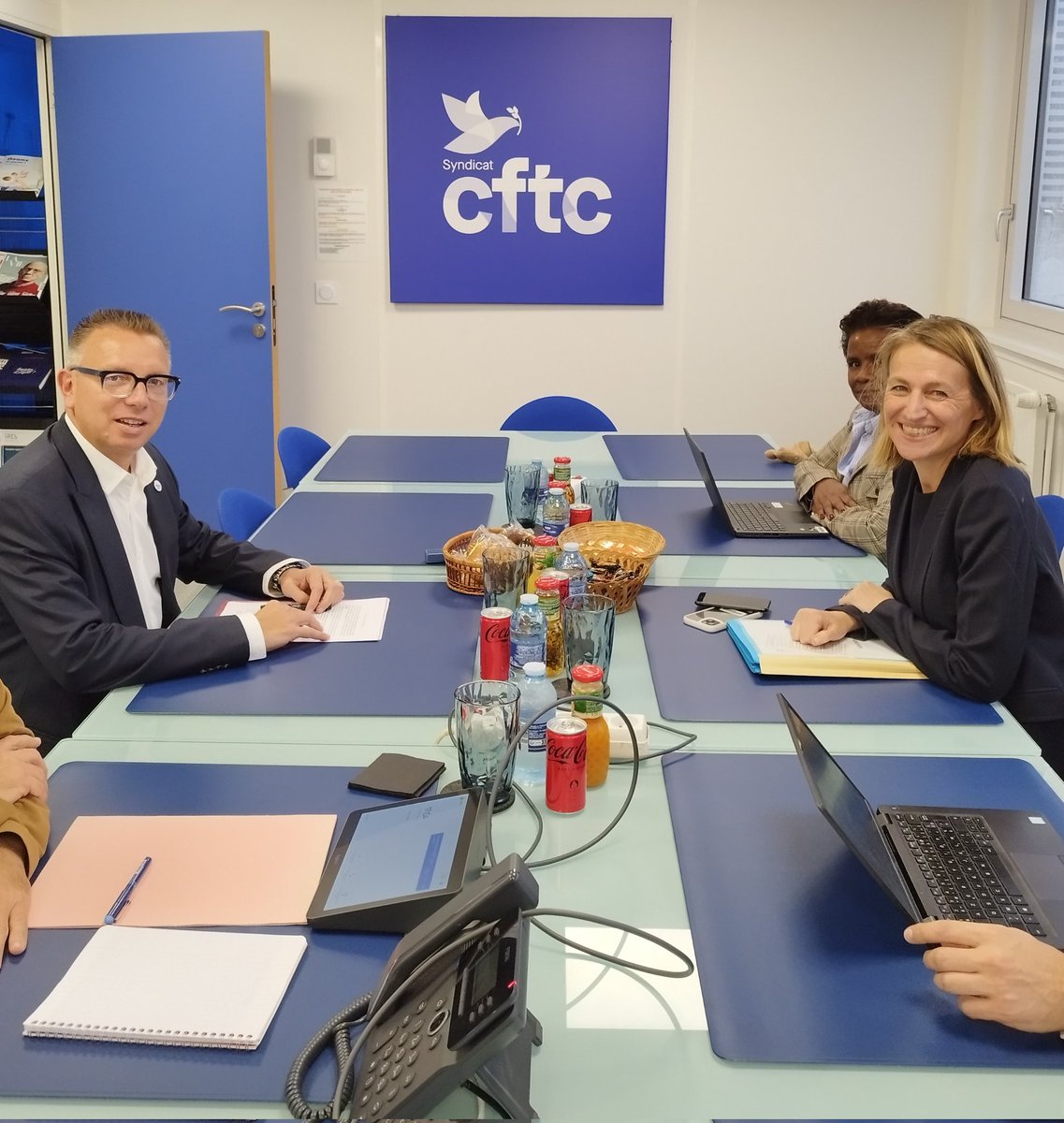 Nouveau gouvernement, nouvelle méthode.
 Alors que ses prédécesseurs convoquaient tour à tour les organisations syndicales, avec  <a href="/AstridPanosyan/">Astrid Panosyan-Bouvet</a> , dorénavant c'est nous qui recevons la nouvelle ministre du  <a href="/Travail_Gouv/">Ministère du Travail</a> 
Au menu de ce rdv : #assurancechomage  #travail