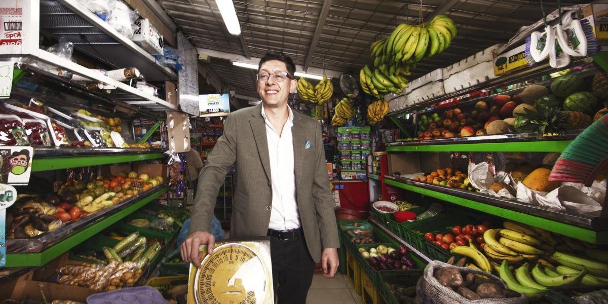ELTIEMPO's tweet photo. Daniel Rojas, ministro de Educación: "Cuando salí de la Nacional, mi mamá dijo: 'el único hijo que tuve no sirvió para nada'" ➤  https://t.co/pCzVjY3oHO https://t.co/egmRgi6LGj