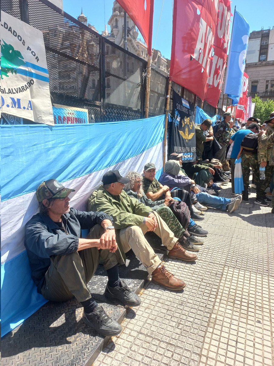 juanelegonzalez's tweet photo. Llegaron los veteranos de Malvinas al Congreso a decirle #NoAlVeto https://t.co/sGwkDWr24w