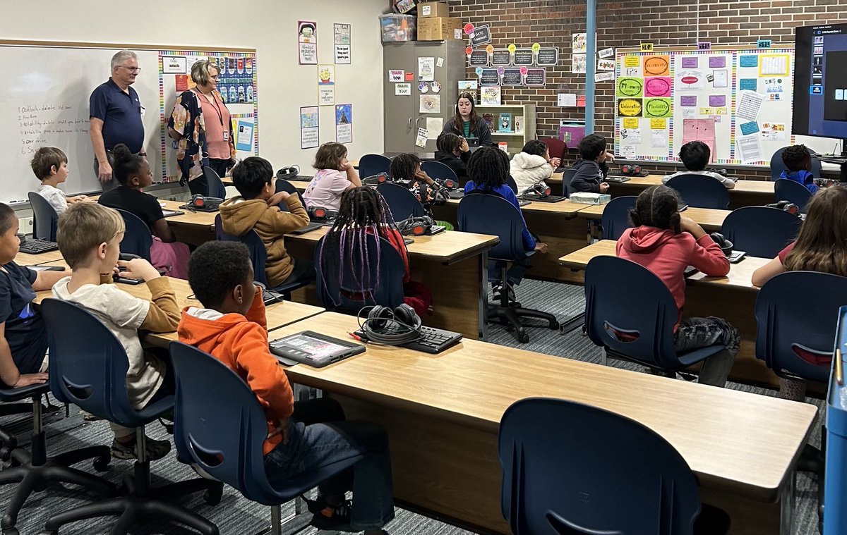 OPS_Pinewood's tweet image. Tech training for Pinewood panthers as they learn Keynote #learningisanadventure #opsproud #keynote