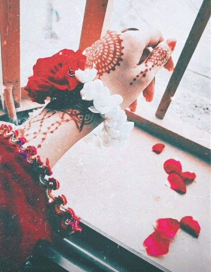 گلاب حیرت زدہ ہیں🌹 
قوس قزح سے شفق رنگ غائب ہو چکا ہے 🌈
دھرتی پر موجود سبھی سُرخ تتلیاں جلن
سے بےحال ہیں 🦋

یہ سب بھلا کیونکر ہے!

زمیں پر تمہاری صورت موجود ناری نے
سرخ پوشاک زیب تن کر رکھی ہے

لال رنگ فقط تمہارے لیے بنایا گیا ہے 
اور تم لال رنگ کے لیے ♥️
❤️
💙صاحبـــــــــہ💙