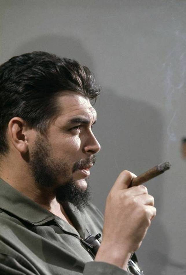 Emperyalizmin her daim karşısında duran Comandante Che Guevara, 57 yıl önce bugün Bolivya'da faşistler tarafından katledildi.
Ölüm yıl dönümünde Che Guevara'yı saygıyla anıyoruz. Fikirleri ile yaşayacak.  
"Her şey, çocuklara daha mutlu bir dünya bırakabilmek içindi." #CheGuevara