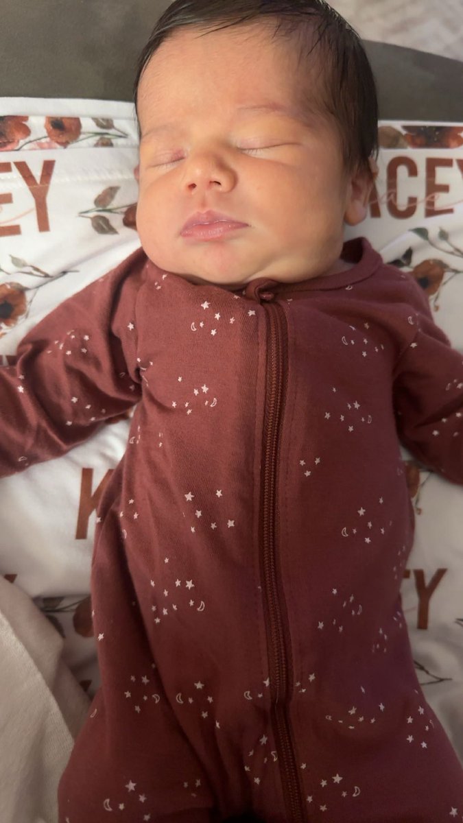 blfoster14's tweet photo. 1 week old today 💕 https://t.co/cjPtDIXrb3