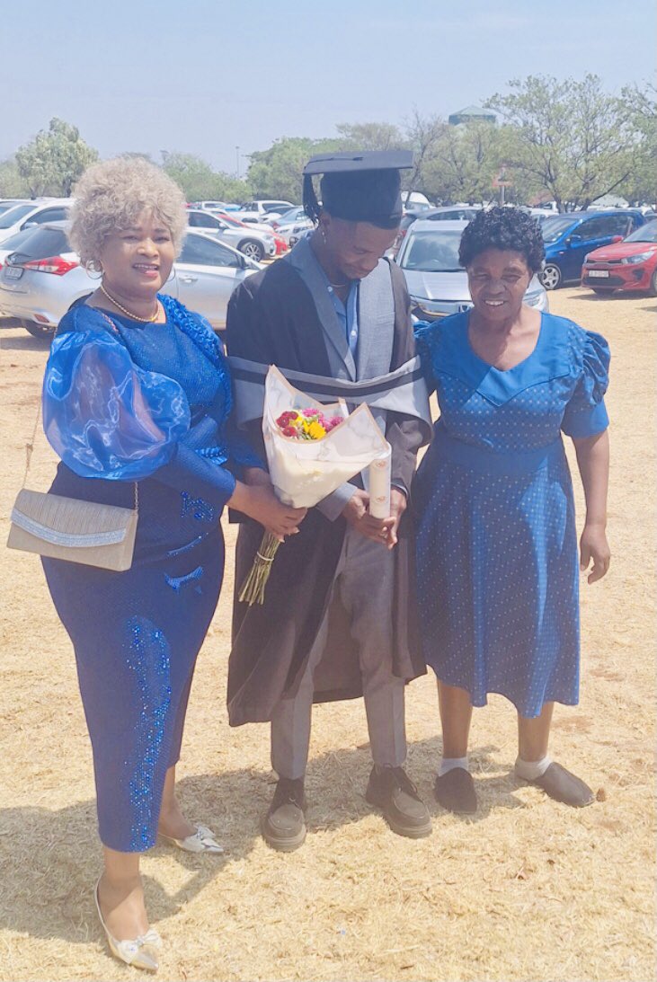 Sbonko1's tweet photo. “Give them the love they deserve while they are still alive”👨‍👩‍👦 https://t.co/8CbbaCNWjg