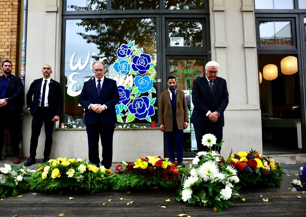 sachsenanhalt's tweet photo. Gedenken auch am Kiez-Döner in @stadt_halle, dem zweiten Anschlagsort vom 9. Oktober 2019. Bundespräsident #Steinmeier und MP @reinerhaseloff legten Kränze nieder. #hal0910
Foto STK/Schlüter https://t.co/BRQKChr2Lr