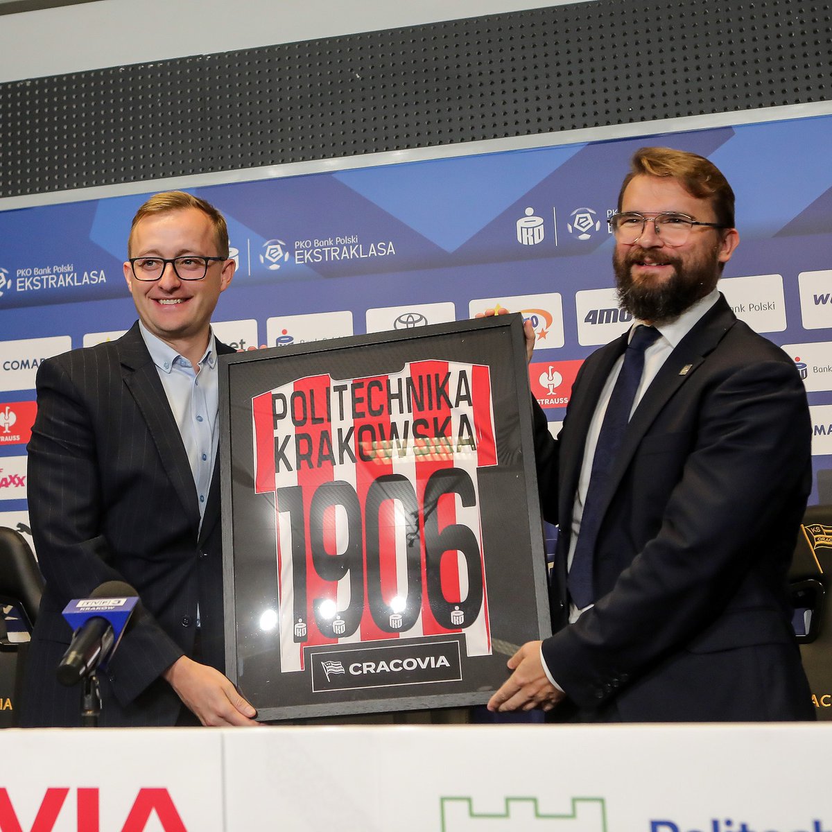 Współpraca z Politechniką Krakowską to kolejny ważny krok w profesjonalizacji naszego klubu! 🚀  
Konsekwentnie rozwijamy program #PasyZWiedzą, ale przede wszystkim możemy korzystać z wiedzy i doświadczenia krakowskich naukowców, wdrażając nowe rozwiązania w naszym klubie🤝⚽