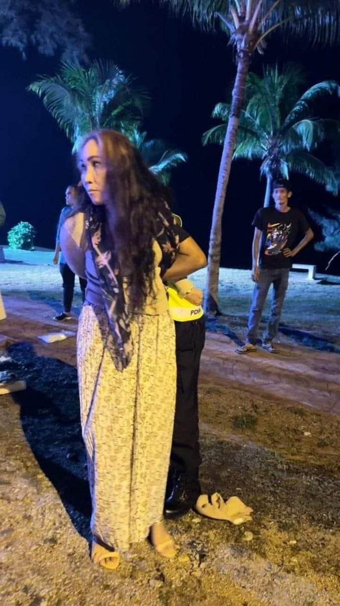 localrkyt's tweet photo. 09/10/2024. Terengganu. Tragedi berdarah di depan UiTM Dungun awal malam tadi. 3 pelajar lelaki UiTM Dungun maut dirempuh pemandu wanita yg mengalami masalah mental mengikut info. Manakala seorang lagi dilaporkan kritikal. Sumber mengatakan pelajar² tersebut baru saja habis program Koko dan dlm perjalanan pulang dari mkn malam di Teluk Gadung.

Innalillahiwainnailaihirojiun Dan takziah kpd waris mangsa.

Kemaskini, mangsa keempat juga meninggal Dunia di hospital.

Mereka yg meninggal ialah:

1. Ammar degree acc 
2. Adib degree acc 
3. Khairil degree acc 
4. Akmal degree foodservice