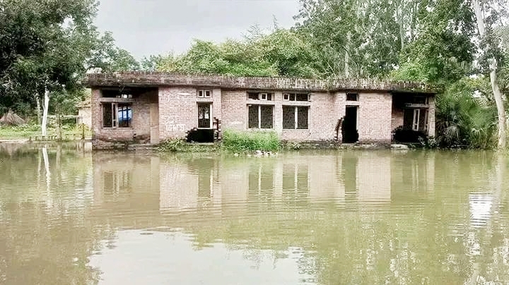 নওগাঁয় চিকিৎসা সেবা নিতে হচ্ছে পানিতে নেমে