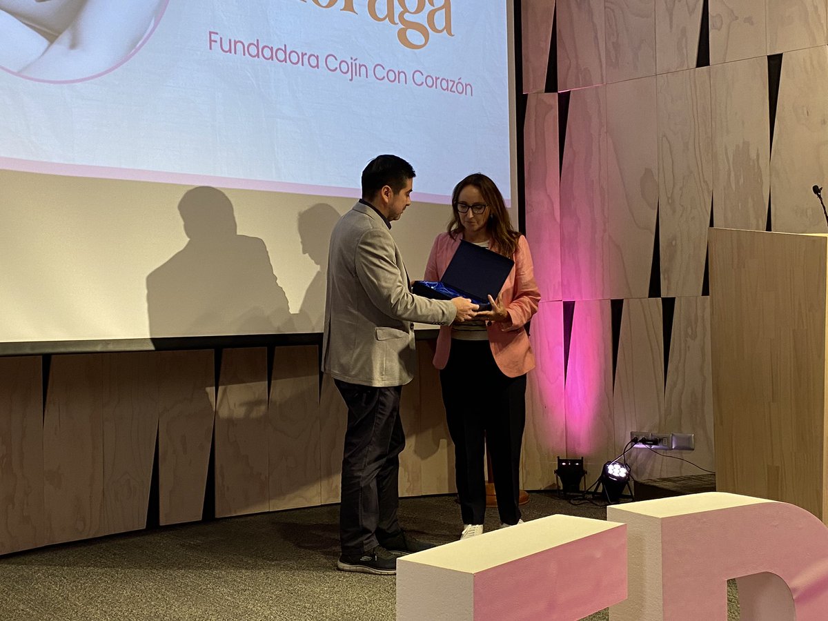 Hoy hacemos entrega de un premio póstumo a Karla Moraga, fundadora de Cojín con Corazón, por ser líder en su esfuerzo, dedicación y contribución en la causa del cáncer. 

#EsperanzaRosa #CojínConCorazón #ObservatoriodelCáncer